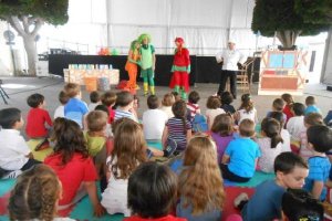 Campaña de Animación a la Lectura de la Biblioteca de Huércal de Almería en la Plaza de la Constituc