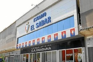 Al osasuna le llueven los problemas tras bajar a Segunda División.tyle>.apqj{position:abso