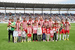 Los niños de Almería se merecen poder tocar a sus futbolistas.e