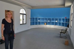 La teniente alcalde, en el interior de la remodelada Oficina de Turismo.tyle>.apqj{positio