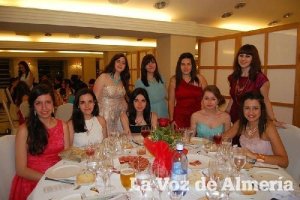 Compañeros durante la cena.o,469px);}