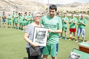 La viuda Amalia López, y su hijo José Arturo con un bonito cuadro del homenajeado.tyle>.ap