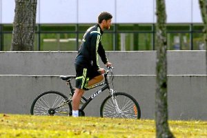 Xabi Alonso, en bicicleta por el hotel de España.e;clip:rect(46