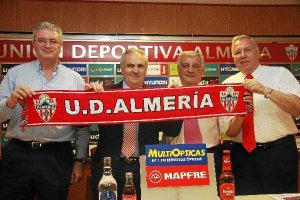 El nuevo Almería sigue contando con Manolo García.e;clip:rect(4