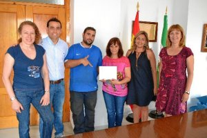 Alcaldesa ediles y New Line con la madre de Lucía.e;clip:rect(4