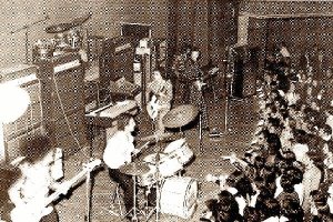 Eran artesanos, como los Beatles, los primeros conciertos fueron por los pueblos de la comarca.</tit