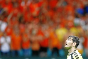 Casillas mira al cielo tras la derrota.x,auto,a