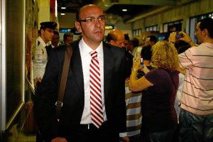Monchi en el Aeropuerto de Almería a la llegada del Sevilla.e;c