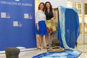 La bailaora Anabel Veloso y la diputada de Cultura, María Vázquez, tras la presentación.ty