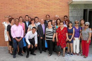 Foto grupal del delegado territorial de la Caixa, Vitorino Lluch, con los premiados, su tutor, y los