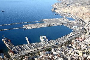 Vista aérea del muelle de Poniente del puerto de Almería, dedicado a mercancíastyle>.apqj{