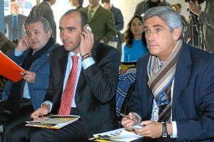 Monchi pegado al teléfono por si le llama Alfonso García.e;clip