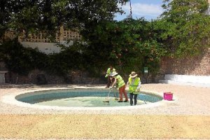 Trabajadores del PFEA ponen a punto la piscina.