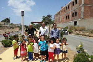 Autoridades políticas posan con los niños de 3 años durante la actividad.tyle>.apqj{positi