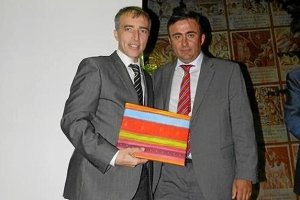 David Fernández Borbalán recogiendo el premio.x