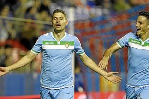 Salva Sevilla tiene además ofertas para seguir jugando en Primera.tyle>.apqj{position:abso