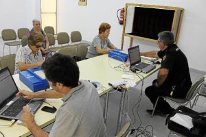 La Policía ha desplazado varios equipos para facilitar la renovación.tyle>.apqj{position:a