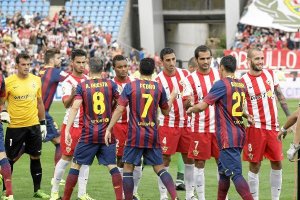 Aleix de los primeros y Suso casi cerando filas en el saludo con el Barça.tyle>.apqj{posit