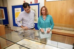 El edil Ramón Fernández-Pacheco y la directora del Archivo, Aurora Carretero.tyle>.apqj{po