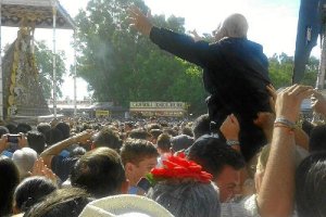 Visita de la Virgen del Rocío a Almería y rezos del consiliario, Esteban Belmonte.tyle>.ap