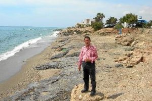 Diego García, portavoz de Unión Mojaquera, en una de las playas.tyle>.apqj{position:absolu