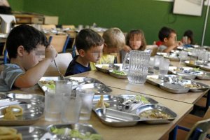Niños y niñas de un colegio almeriense reciben el servicio de comedor durante el periodo del curso d