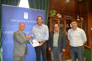 Gabriel Amat entrega el proyecto al alcalde.x,a