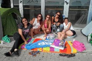 Cinco chicas son las primeras fans que ya esperan el concierto de David Bisbal.tyle>.apqj{