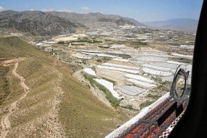 Un avión sobrevuela la Sierra de Gádor, una de las zonas propuestas.tyle>.apqj{position:ab