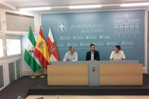 Francisco Balcázar, Carlos Sánchez y Rafael Alonso, en rueda de prensa.tyle>.apqj{position