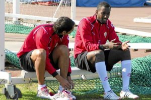 Goitom le da explicaciones a Leo Ulloa sobre su fútbol tan particular.tyle>.apqj{position: