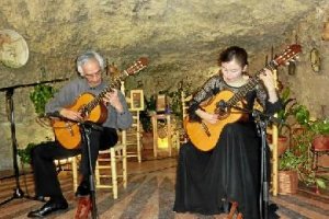 Jiro y su acompañante durante la actuación.x,au