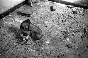 Un par de viejas botas sobre un suelo lleno de escombros.e;clip