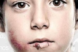 Parte  del cartel de la Fundación ANAR contra la violencia sobre los menores.tyle>.apqj{po