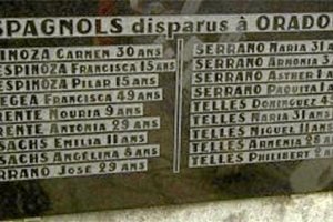 Placa de recuerdo donde figura el almeriense, su esposa y tres hijas asesinados. tyle>.apq