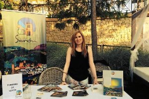 Stand con la concejala de Turismo, Carmen Cuadrado.e;clip:rect(