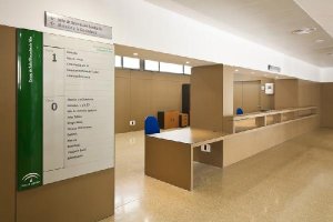 Entrada al centro de salud Roquetas Sur.x,auto,