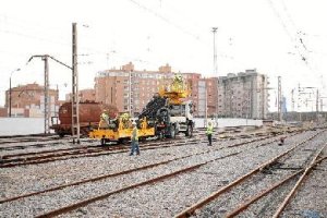 Trabajos de retirada de las vías en lo que será el futuro Parque de la Estación, entre el Cable Ingl