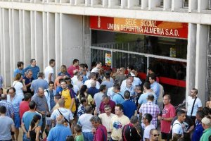 Los aficionados responden a una Liga que mueve una pasta.e;clip