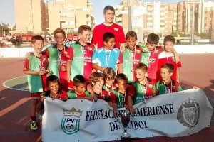 los campeones posan para la historia con la Copa provincial.e;c