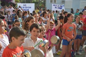 Padres y alumnos han participado en la cacerolada.e;clip:rect(4