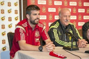 Piqué y el seleccionador cazados en plena rueda de prensa.e;cli