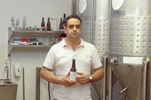 Carlos Martínez, promotor de la cerveza Origen que fabrica en Huércal de Almería. tyle>.ap