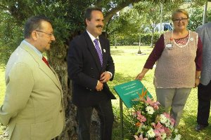 El delegado de Salud, Alfredo Valdivia, con José Ramón Rodríguez y Rosario Ortuño.tyle>.ap