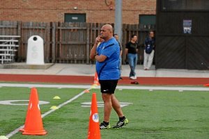 Juan Carlos Cintas, siguiendo uno de los partidos.e;clip:rect(4