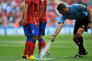 La LFP quiere spray pero el colectivo arbitral se niega a ello.