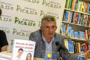 Fernando Gálligo durante la presentación de sus libros en la Librería Picasso. tyle>.apqj{