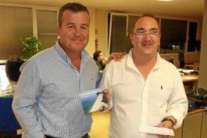 El alcalde,  junto a Simón Ruiz en la redacción del periódico.e