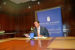 Javier Aureliano Grcía, ayer ante los medios de comunicación.e;