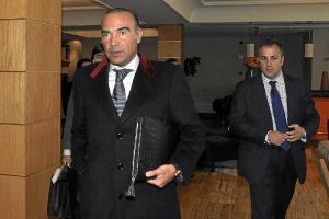 Luis Oliver saliendo de los juzgados.